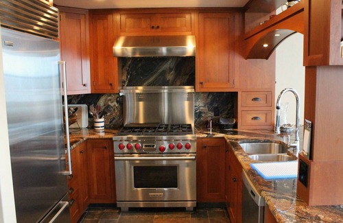 Portsmouth House | Wake up to a stunning year-round Narragansett Bay, bridge, & lighthouse view