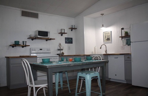 Andersonville House | Wake up with the lake as your front yard! 3bd/1bth with land access & boat slip