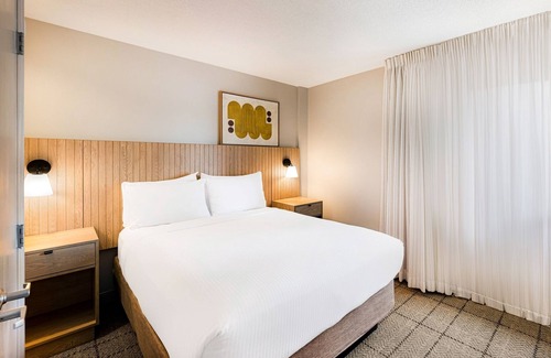 Exchange Place North Hotel | Walk Hudson River Waterfront! Two Elegant Suites, Scenic Views, Free Parking