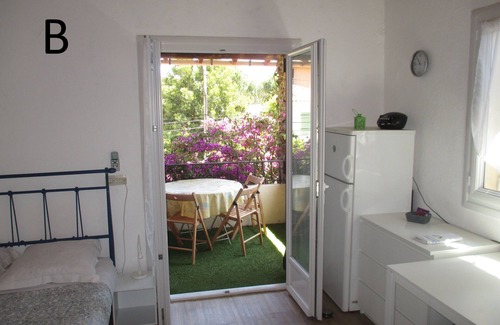 Cavalaire-sur-Mer Apartment | walk in minutes, beach 10, center 8, trade 10 and shuttle beaches 2