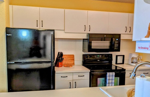 Estate Golden Rock Condo | Walk out to the beach