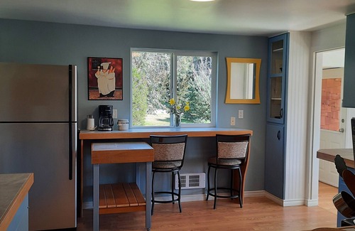 Brew Bay House | Walk-out Waterfront Cottage with convenient Private setting