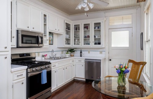 Clarksville House | Walk to 6th, Free Parking - The Porch by Portoro