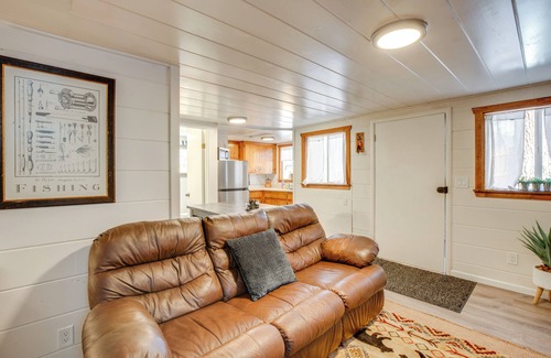 Lincoln Park Cabin | Walk to Beach: Dog-Friendly Cabin in Glenbrook!