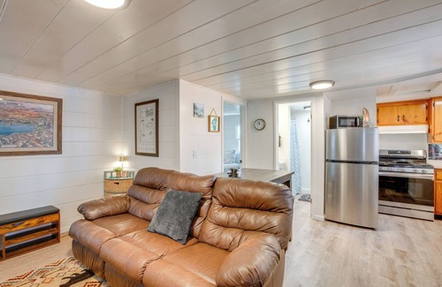 Lincoln Park Cabin | Walk to Beach: Dog-Friendly Cabin in Glenbrook!