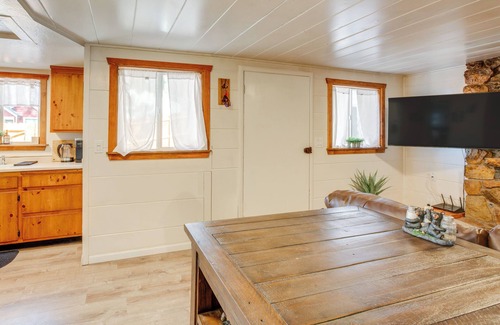 Lincoln Park Cabin | Walk to Beach: Dog-Friendly Cabin in Glenbrook!