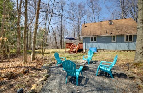 Pocono Lake House | Walk to Beach Pocono Lake Cabin with Pool Access!