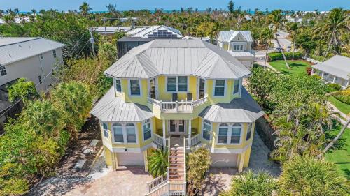 Captiva House | Walk to Beach PoolHot Tub Game Room Captiva 5BDR Coco Mango by AvantStay