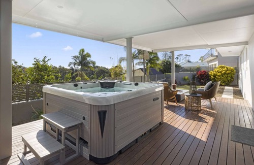 Korora House | Walk to Beach, Spa, Wood Fire Pizza Oven, Eco Fire Pit, Ocean Views, EV Charger