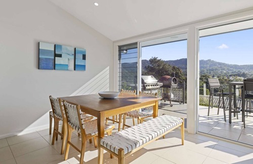 Korora House | Walk to Beach, Spa, Wood Fire Pizza Oven, Eco Fire Pit, Ocean Views, EV Charger