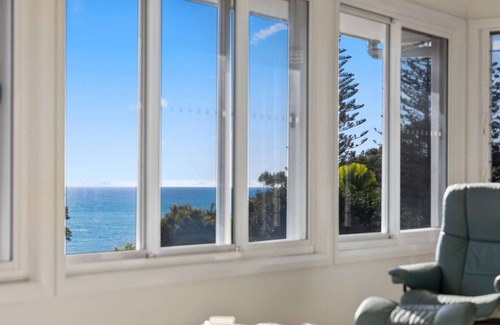 Korora House | Walk to Beach, Spa, Wood Fire Pizza Oven, Eco Fire Pit, Ocean Views, EV Charger