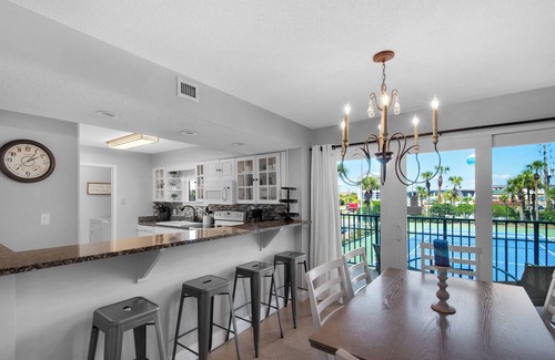 Fort Walton Beach Condo | ⛱️Walk to Beach-Pool+Hot tub-Fitness Area-Sea Oats 212☀️