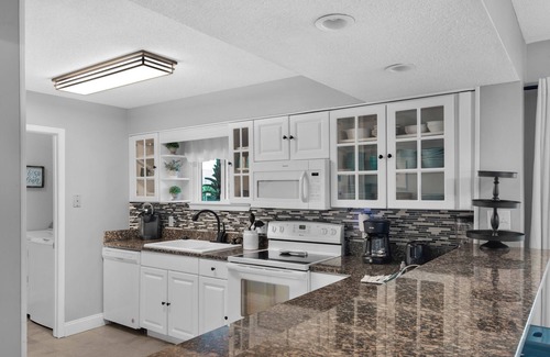 Fort Walton Beach Condo | ⛱️Walk to Beach-Pool+Hot tub-Fitness Area-Sea Oats 212☀️