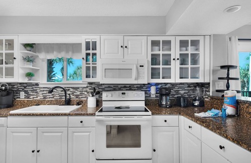 Fort Walton Beach Condo | ⛱️Walk to Beach-Pool+Hot tub-Fitness Area-Sea Oats 212☀️