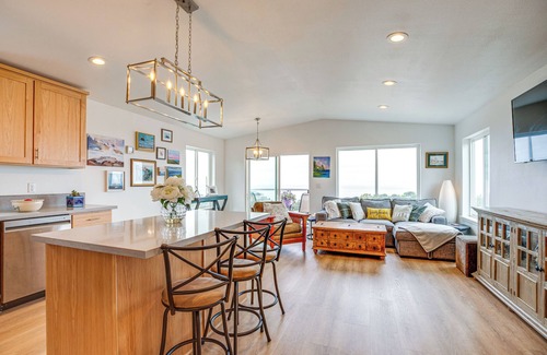 Oceanside House | Walk to Beach: WFH-Friendly Retreat in Tillamook!