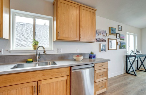 Oceanside House | Walk to Beach: WFH-Friendly Retreat in Tillamook!