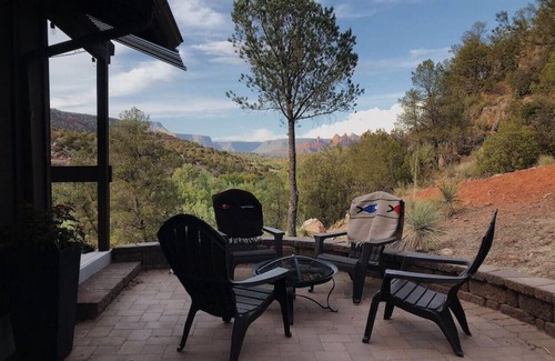 Back O' Beyond Cabin | Walk to Cathedral Rock and Oak Creek in minutes