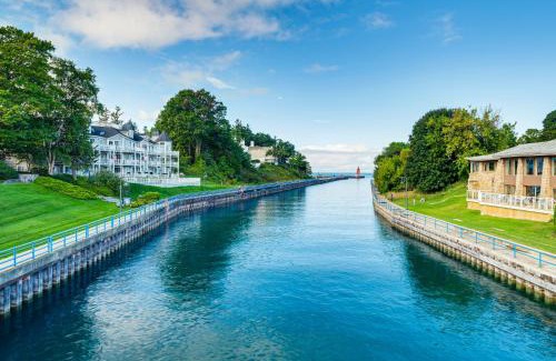 Charlevoix Apartment | Walk to Dtwn Charlevoix Condo with Fireplace