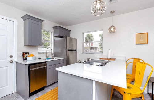 New Port Richey House | Walk to dwnt/7min to beach/king bed/free parking