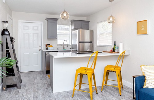 New Port Richey House | Walk to dwnt/7min to beach/king bed/free parking