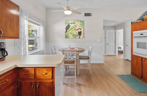 Largo House | WALK TO INDIAN ROCKS BEACH FOR GORGEOUS SUNSETS!