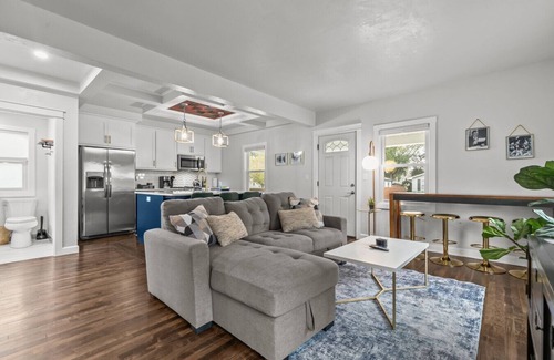 Ashwaubenon House | Walk to Lambeau! Sleeps 10!