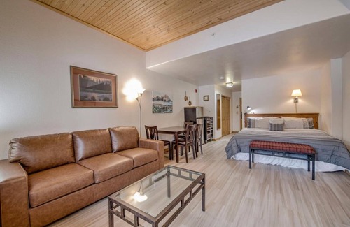 Mountain House Apartment | Walk to lifts, breathtaking views, gas fireplace