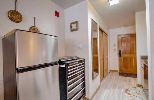 Mountain House Apartment | Walk to lifts, breathtaking views, gas fireplace