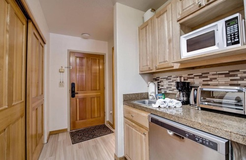 Mountain House Apartment | Walk to lifts, breathtaking views, gas fireplace
