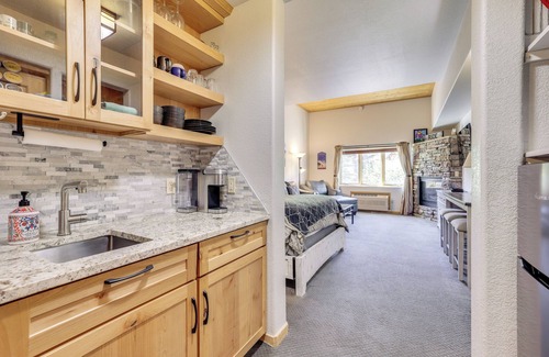 Mountain House Apartment | Walk to Lifts: Studio w/Hot Tub in Keystone!