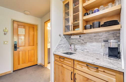 Mountain House Apartment | Walk to Lifts: Studio w/Hot Tub in Keystone!