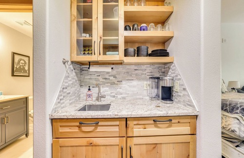Mountain House Apartment | Walk to Lifts: Studio w/Hot Tub in Keystone!