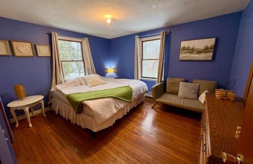 Saunderstown House | Walk to neighborhood lake