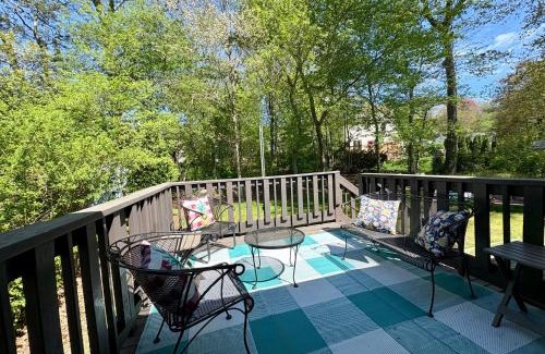 Saunderstown House | Walk to neighborhood lake