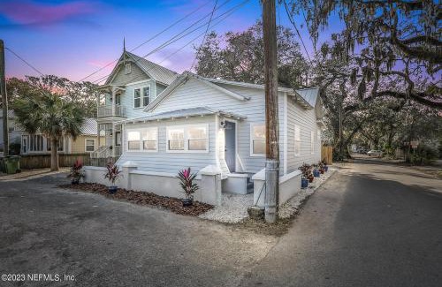 Lincolnville House | Walk to Nights of Lights & Trolley #11, EV Station