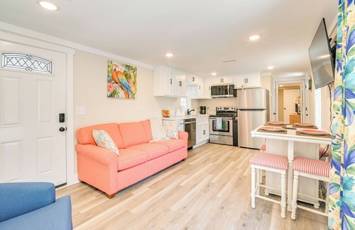 Garden City House | Walk to Ocean: Myrtle Beach Home w/Screened Porch