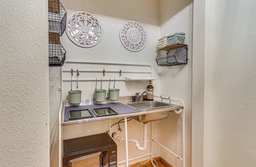 Larkspur Apartment | Walk to Ren Fest: Larkspur Farmhouse Hideaway