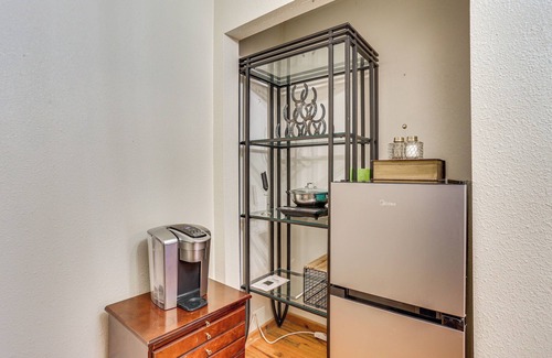 Larkspur Apartment | Walk to Ren Fest: Larkspur Farmhouse Hideaway
