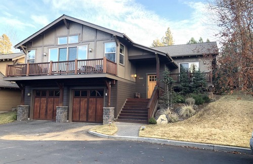 Westbrook Meadows House | Walk to river, trails, & pubs! Well-appointed home close to hiking, biking & SUP