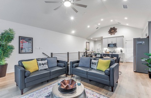 Southtown House | Walk to Riverwalk & Alamodome from Modern Retreat- 2 Car Garage w/EV Charger