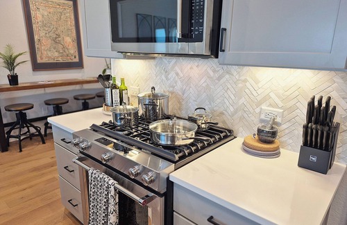 Southtown House | Walk to Riverwalk & Alamodome from Modern Retreat- 2 Car Garage w/EV Charger