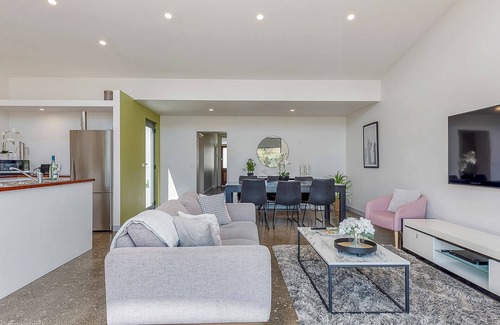 Hobart Central Business District House | Walk to Salamanca! LUX 3 bdm house, on-site parking!