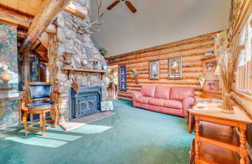Johnston House | Walk to Saylorville Lake Spacious Home with Deck!