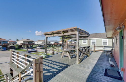 Surfside Beach Cottage | Walk to Shore & Restaurants: Surfside Beach Home!