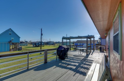 Surfside Beach Cottage | Walk to Shore & Restaurants: Surfside Beach Home!