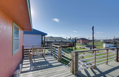 Surfside Beach Cottage | Walk to Shore & Restaurants: Surfside Beach Home!