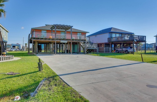 Surfside Beach Cottage | Walk to Shore & Restaurants: Surfside Beach Home!