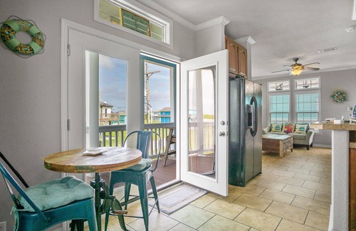 Port Bolivar Cabin | Walk to The Beach! Pet Friendly - King bed