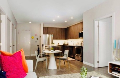Cambridgeport Apartment | Walk to the Bay! Ships, Dining & Cambridge Minutes Away (KING BED,POOL)