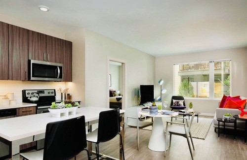 Cambridgeport Apartment | Walk to the Bay! Ships, Dining & Cambridge Minutes Away (KING BED,POOL)